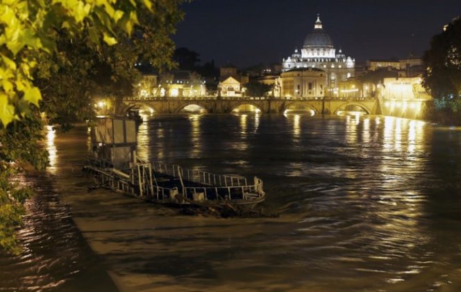 Violent Storm causes Floods and Chaos in ROME - This is Italy