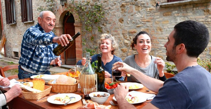 maintenir Expert persécution italian family dinner table Antagoniste ...