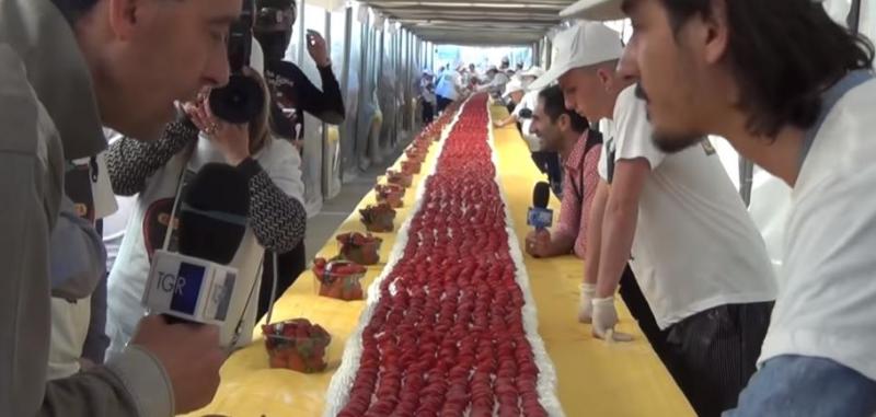 Biggest Strawberry Cake In The World Baked In Italy 61 Meters This Is Italy